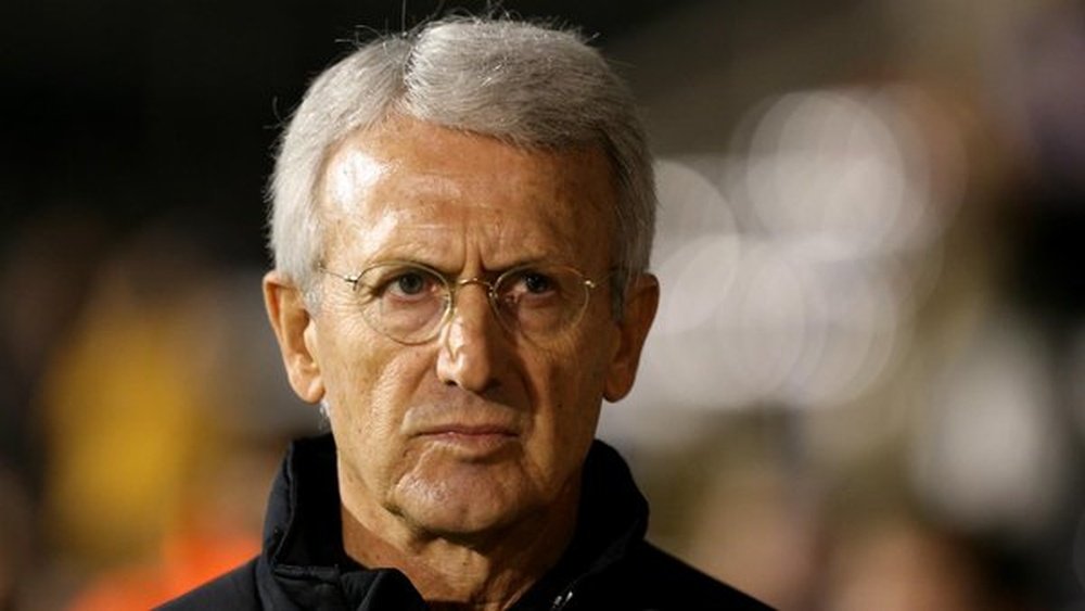 Benito Floro, presionado. Twitter