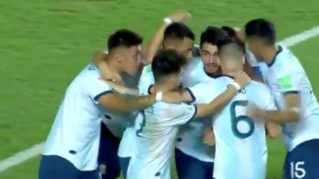 Argentina cumple ante Tayikistán y logra el pase a octavos