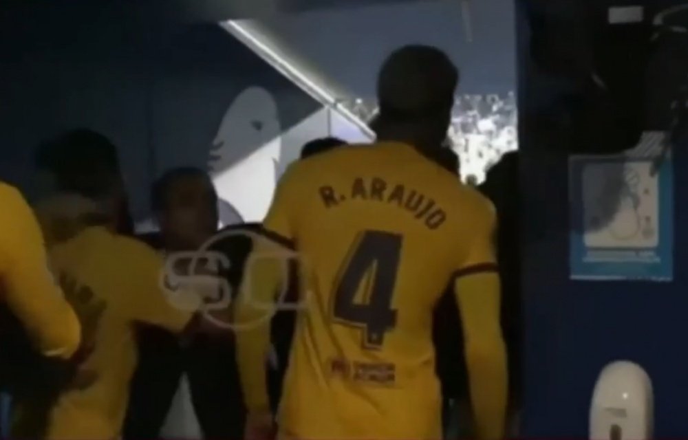Busquets and Araujo face-off in the tunnel. Screenshot/ESPN