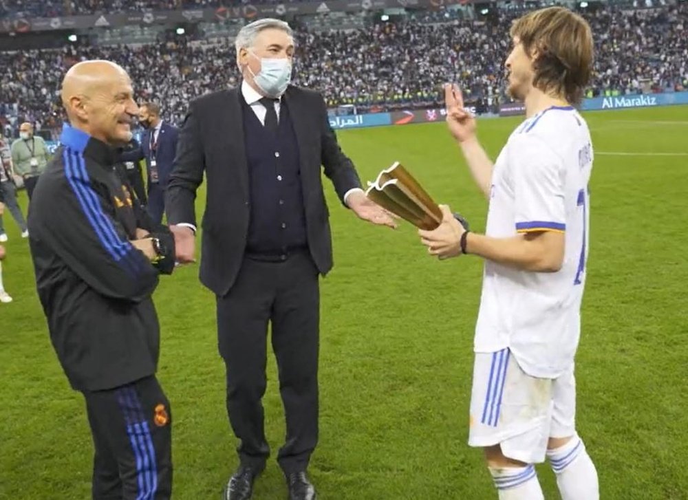 Ancelotti bromeó con Modric tras recoger el 'MVP'. Twitter/rfef