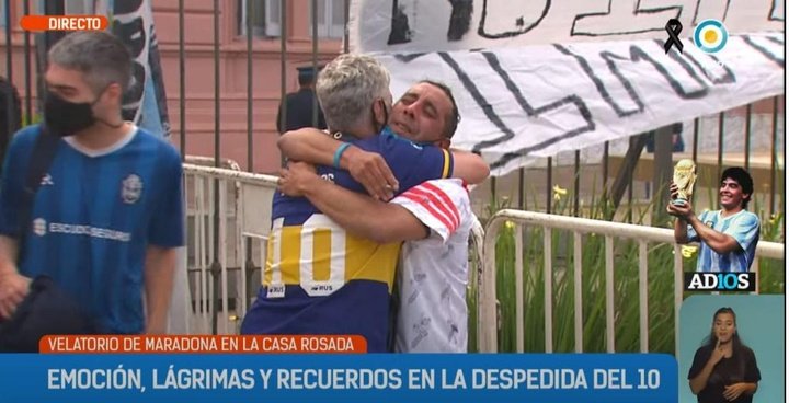 L'abbraccio sconsolato tra i tifosi di Boca e River per Maradona