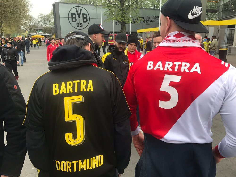 Os torcedores do Borussia Dortmund e o Monaco geraram uma onda de fair-play.  Twitter/@RN_Florian