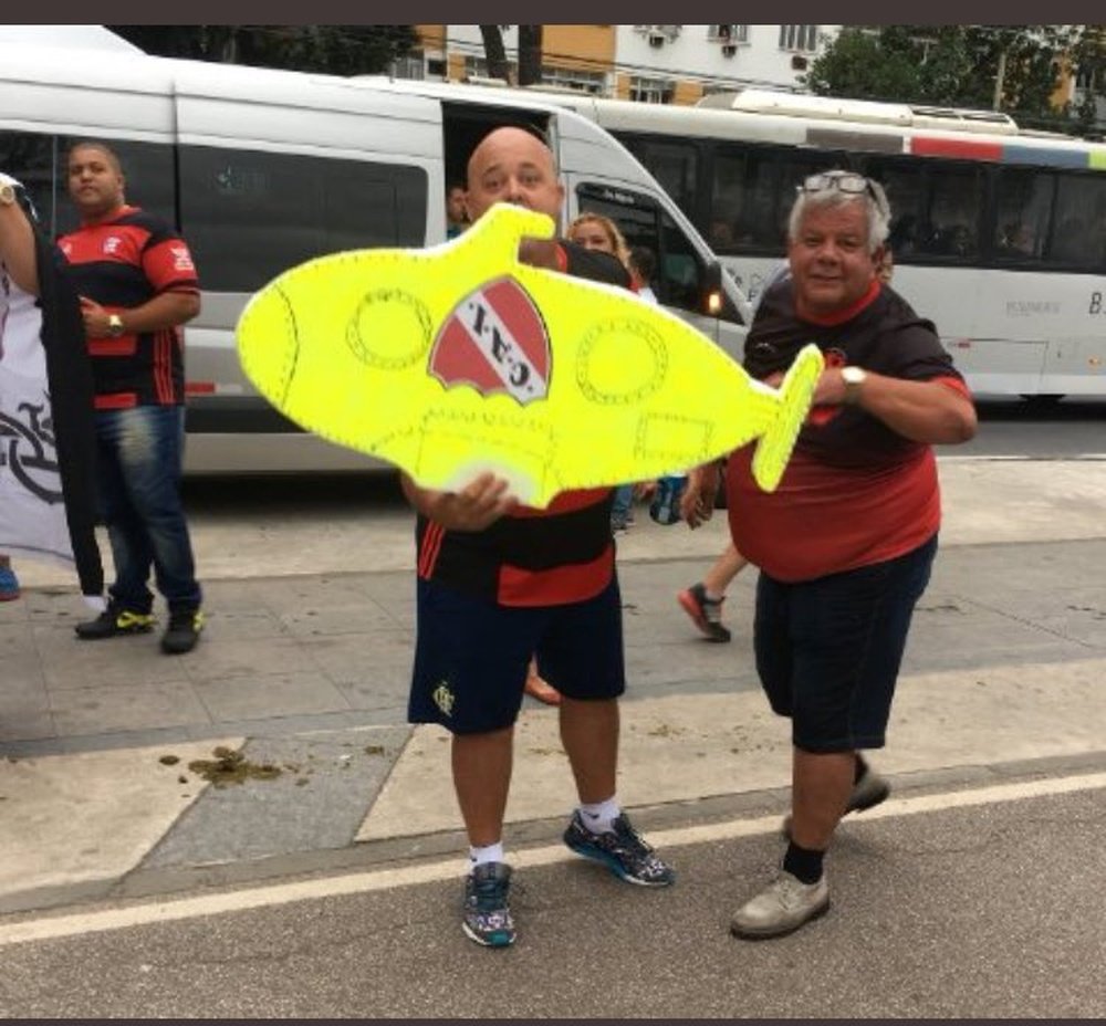 La imagen de los hinchas de Flamengo fue muy criticada en las redes sociales. Twitter/TitoInchausti