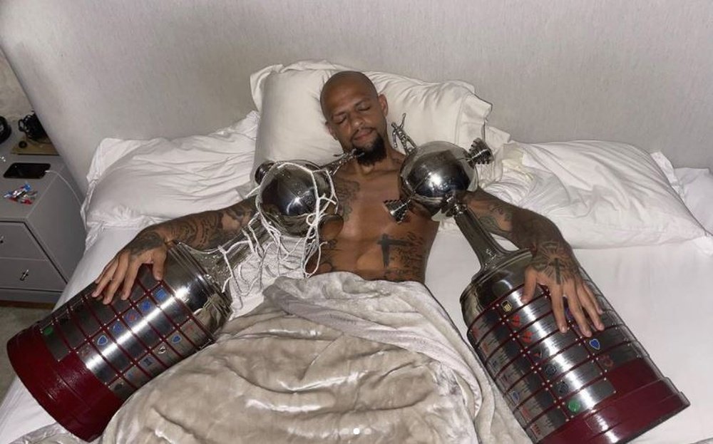 Felipe Melo se fotografió junto a las dos Libertadores. Instagram/felipemelo