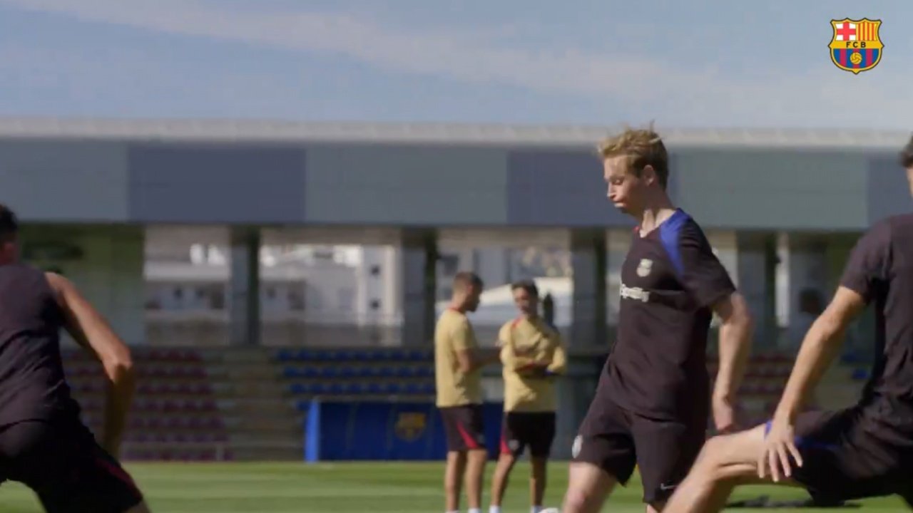 De Jong hizo parte del entrenamiento con el grupo. Captura/FCBarcelona