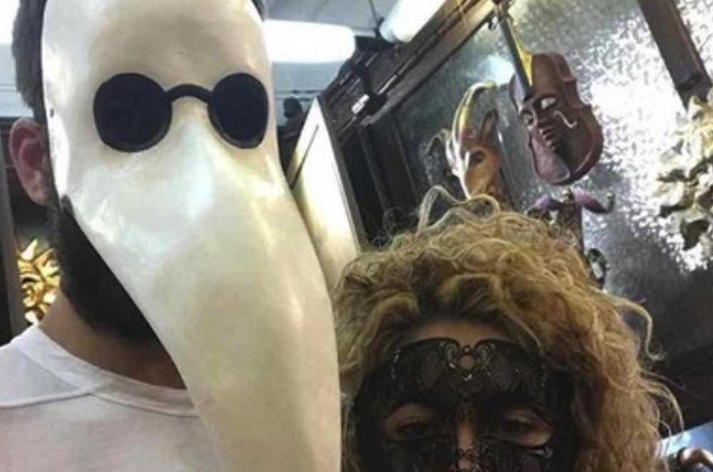 Piqué y Shakira bromearon con dos aparatosas máscaras. Instagram