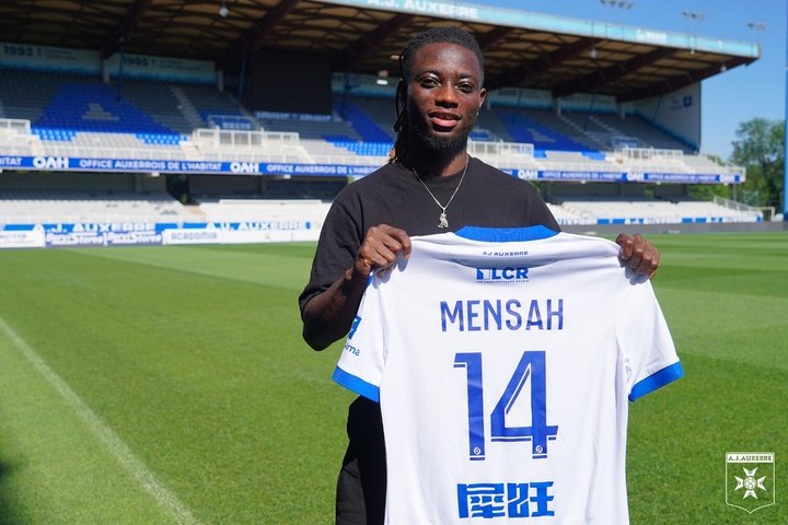 Gideon Mensah es nuevo jugador del Auxerre. Twitter/AJA
