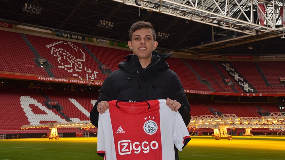 Officiel : l'Ajax Amsterdam recrute Giovanni Manson. Twitter/AFCAjax