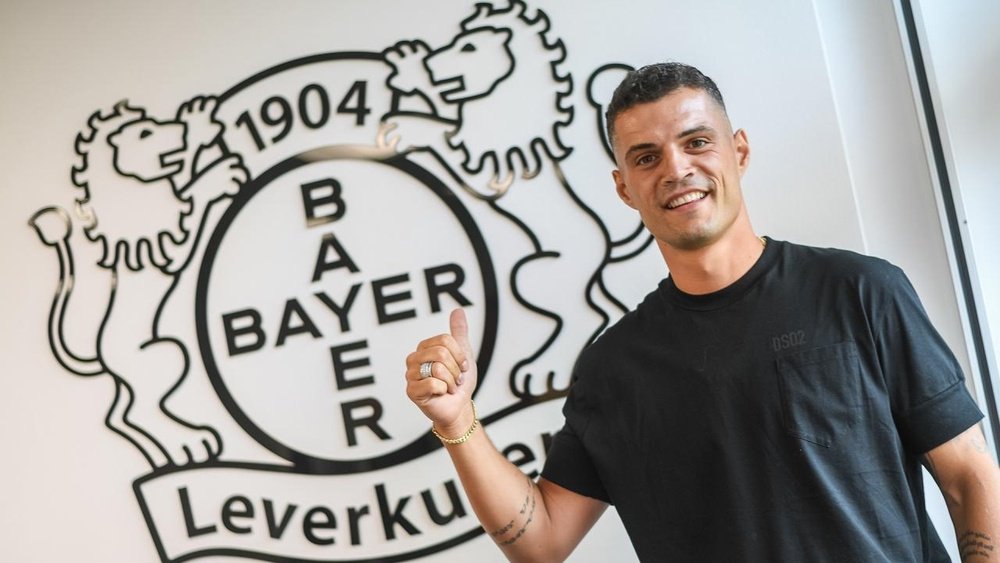Xhaka, nuevo jugador del Bayer Leverkusen hasta 2028. Twitter/bayer04fussball