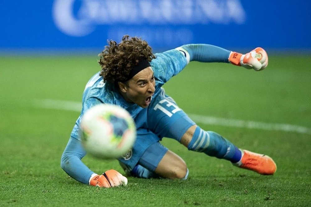 Goleiro mexicano, Guillermo Ochoa, é um dos principais nomes da competição. Twitter/miseleccionmx