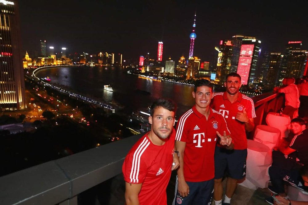 James estuvo bien acompañado en el hotel donde se hospeda el Bayern. Bayern