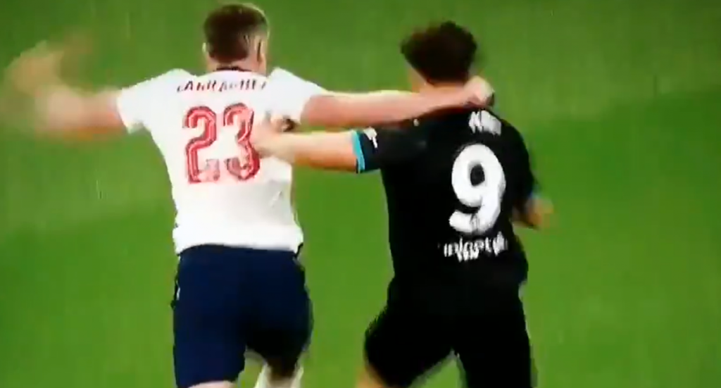 A dura entrada de Carragher... em uma partida beneficente!