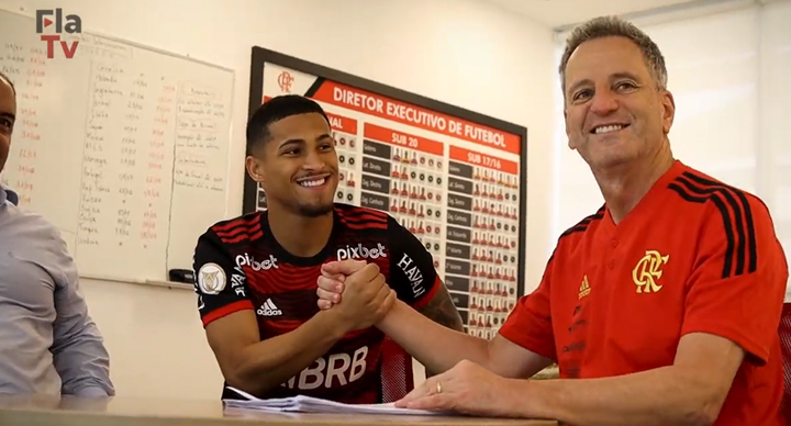 Imagem da assinatura de renovação de João Gomes com o Flamengo.Twitter/Flamengo