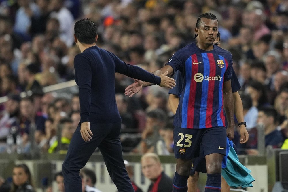 Koundé y un saludo con Xavi tras la eliminación. EFE