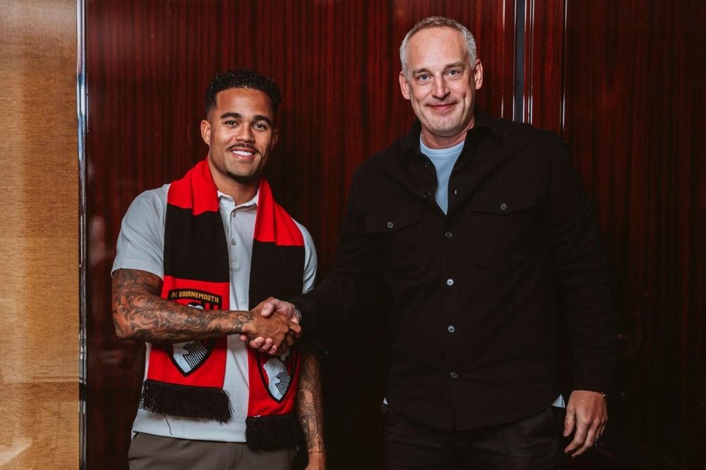 Justin Kluivert é novo reforço do Bournemouth. Twitter/afcbournemouth