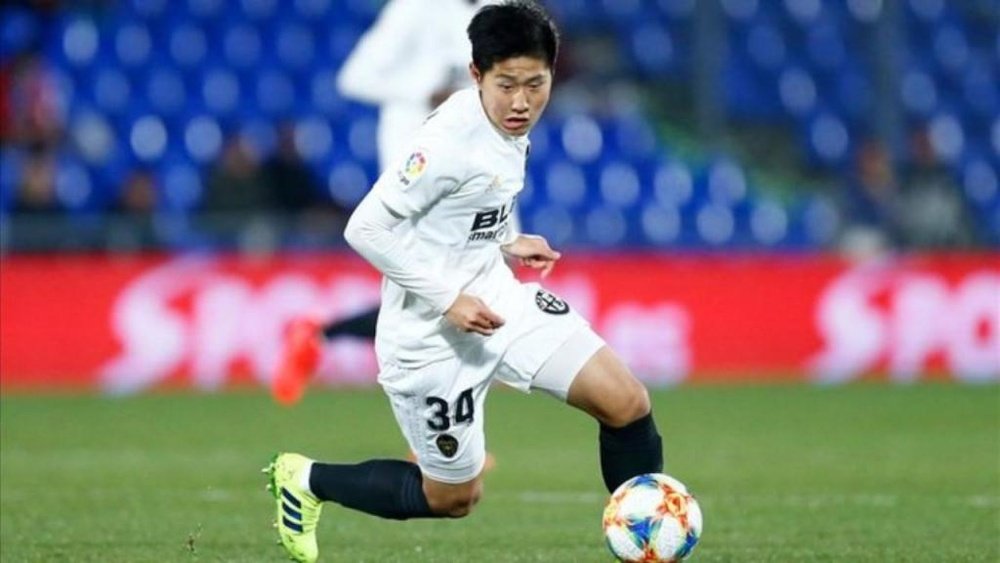 Kang-in Lee demostró su puntería en en el calentamiento ante el Chelsea. EFE