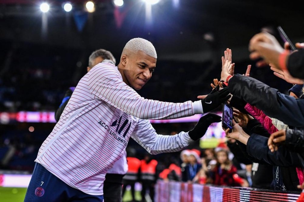 Mbappé sorprendió con su tinte rubio platino. Twitter/PSG_Inside