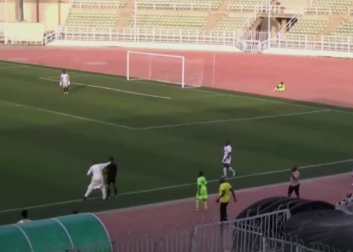 Polémica en Nigeria tras un gol anulado después de una agresión al linier. Captura/OyoSportsNews