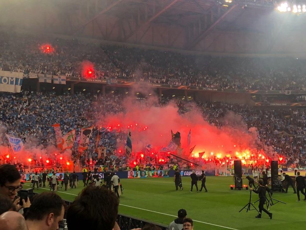 La afición del OM, encendiendo bengalas en la final de la Europa League. Twitter/tjcope