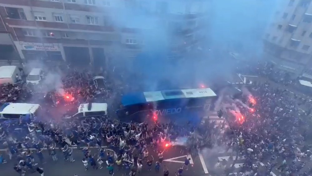 La afición del Oviedo le brindo un acalorado recibimiento a su equipo. Twitter/RealOviedo