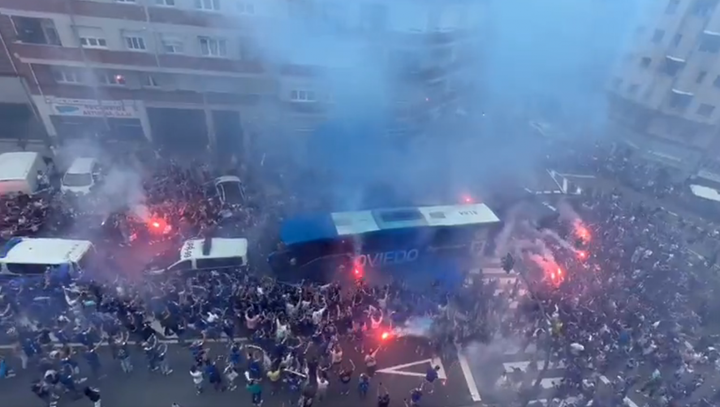 El autobús del Sporting, apedreado en su llegada al Tartiere
