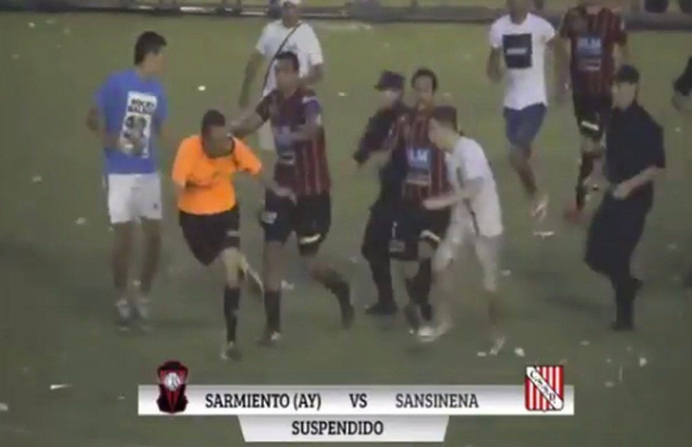Imagen de la agresión al árbitro en el encuentro entre Sarmiento de Ayacucho y Sansinena. Youtube