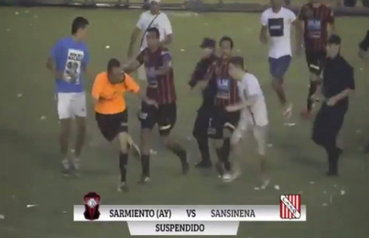 Agressão violenta a um árbitro em Argentina por não marcar um possível pênalti