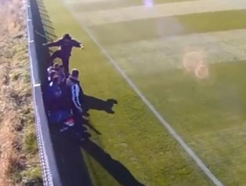 Imagen de la agresión del entrenador, Liviu Petrache, a un juvenil de su equipo. Youtube