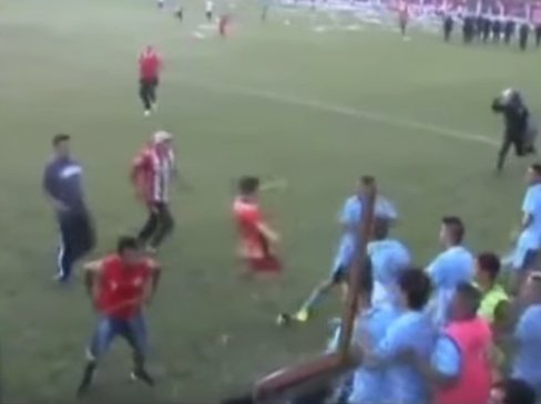 Los hinchas locales agredieron a los jugadores de Deportivo Aguilares. Youtube