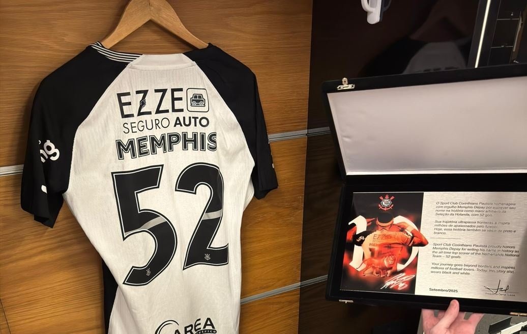 Memphis Depay è diventato questa settimana il miglior marcatore nella storia della nazionale olandese. Prima della sfida di Coppa del Brasile contro l'Athletico Paranaense, il Corinthians lo ha celebrato consegnandogli una maglia speciale e una targa commemorativa per il suo straordinario traguardo.