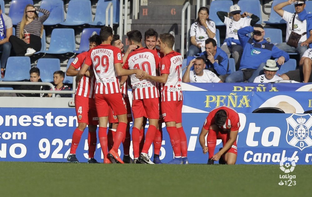 El Almería baja los precios para contar con el 'jugador 12'. LaLiga