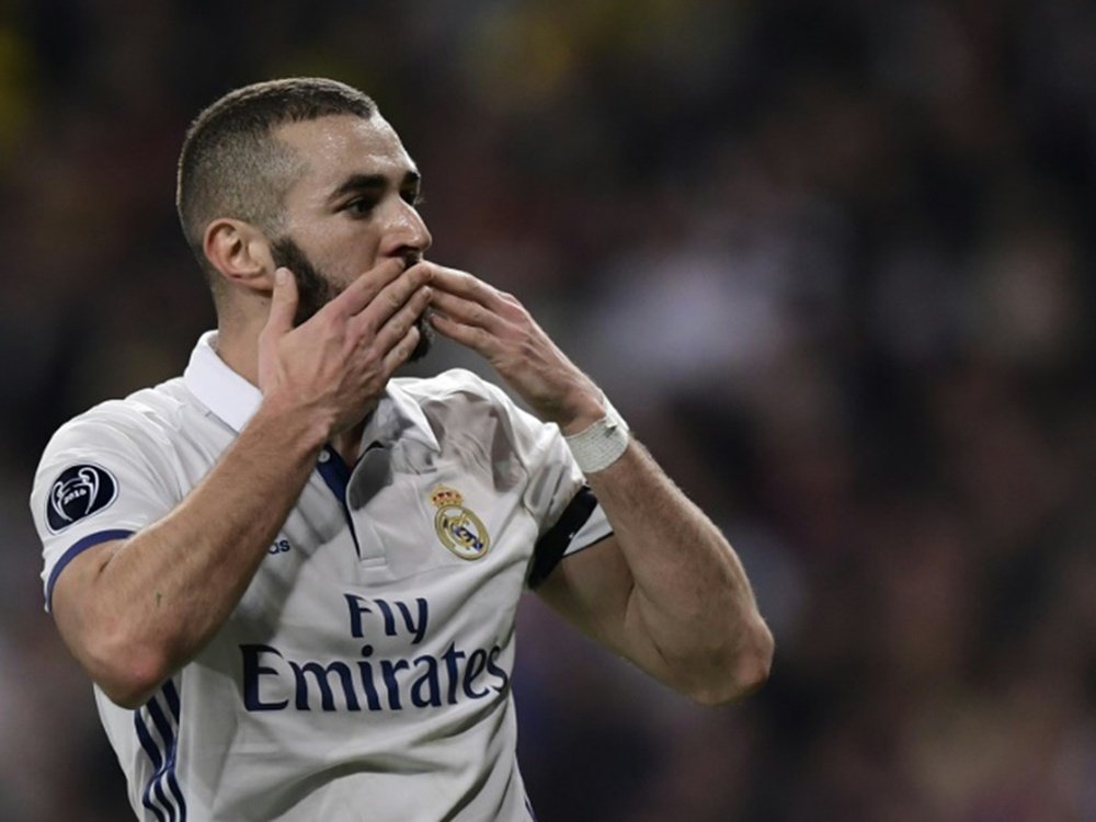Benzema throwing kisses to his fans. Goal