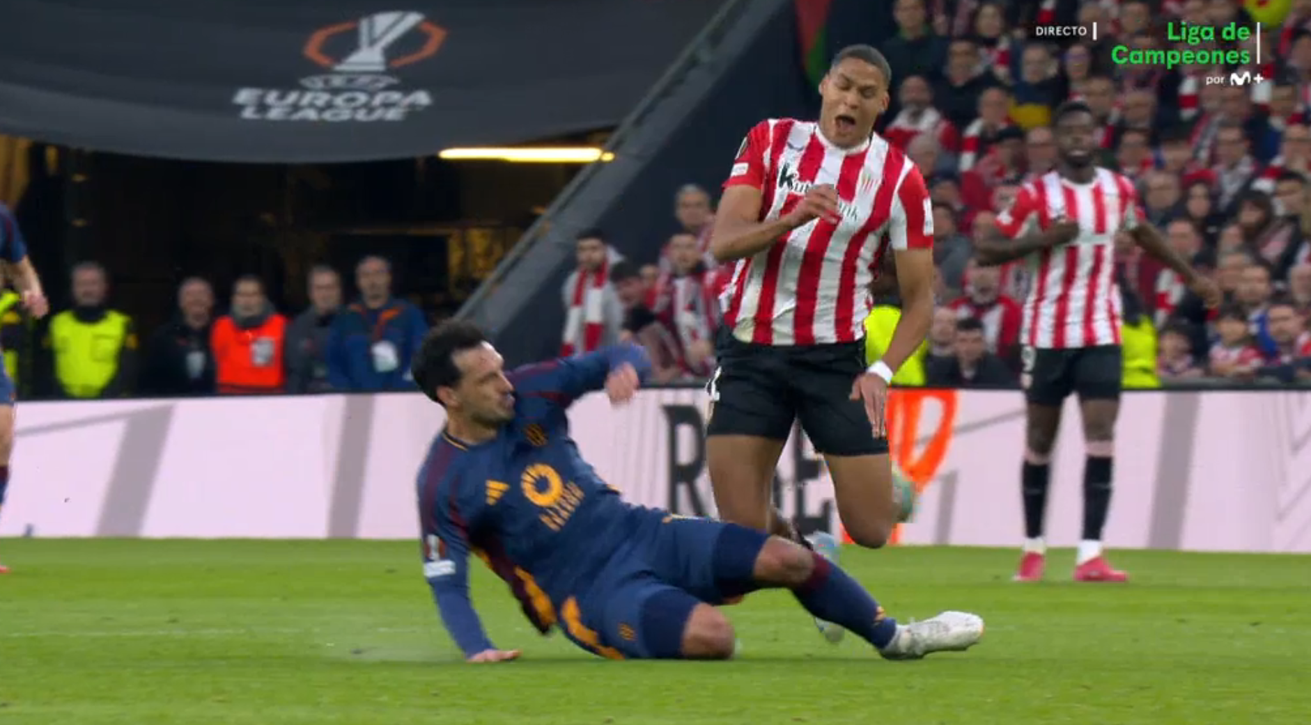 Doble error y roja a Hummels en el 11': regalo y falta a Maroan