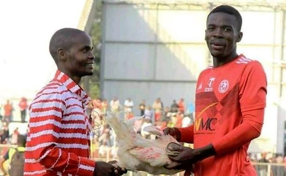 ¿Quién quiere trofeos? En Malawi le entregaron un pollo al 'MVP'. Twitter/SaddickAdams