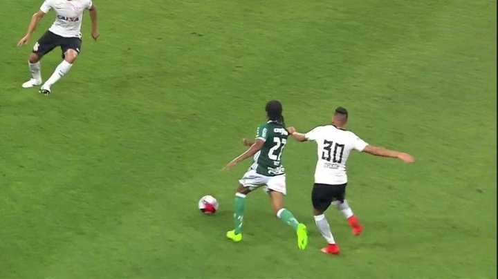 Increíble actuación arbitral: ¡Expulsa al jugador equivocado en Corinthians!