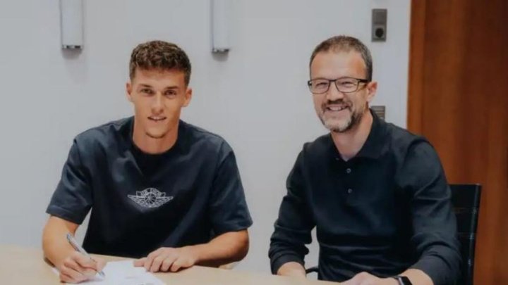 El Eintracht de Frankfurt firma al australiano Hrustic
