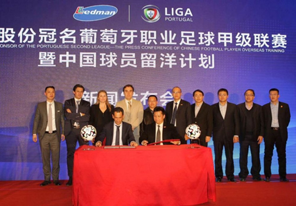 Imagen de la firma del convenio entre la Liga y el patrocinador chino. Twitter