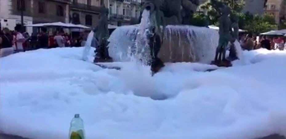 Jabón, una fuente rezumando agua y la última liada de la afición del Ajax