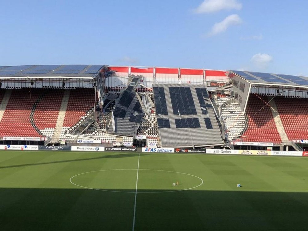 O vento derruba parte da arquibancada do estádio do AZ Alkmaar. Twitter/AZAlkmaar