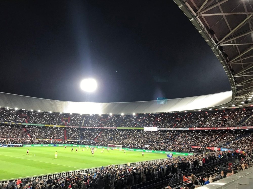 De Kuip le rindió un precioso homenaje al hijo de Brad Jones. Twitter