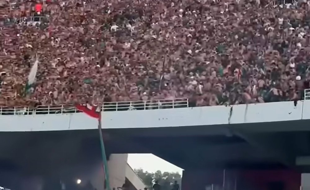 Image de la barrière de la tribune qui a cédé sous le poids des supporters. Capture/ElHeddafTV