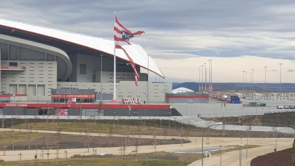 El temporal rompió la gran bandera del Wanda. Twitter/AtleticoUomo