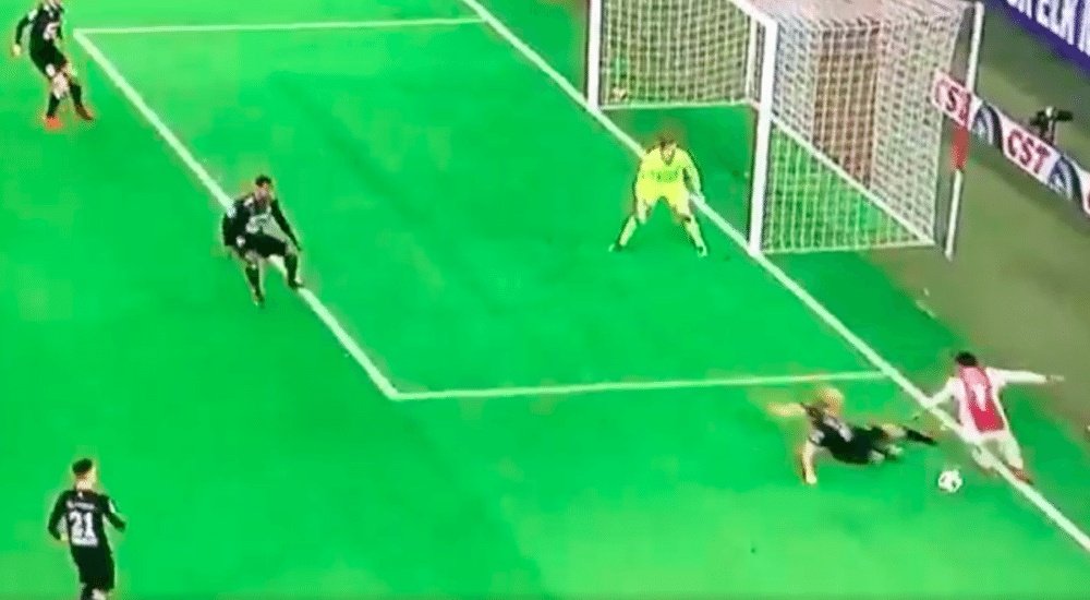 Imagen de la jugada de Neres que acabó en el gol de Dolberg ante el Willem II. Twitter