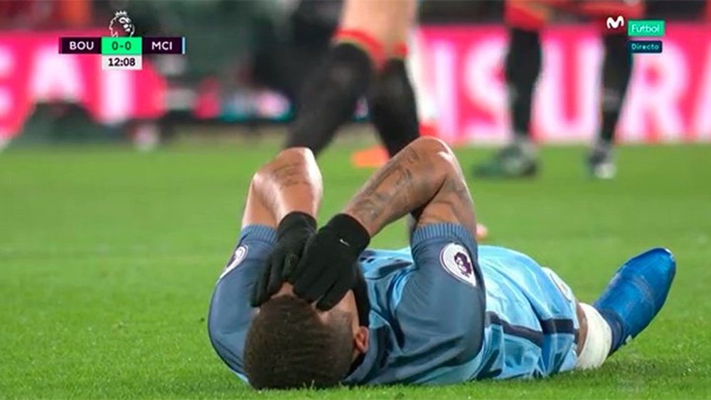 Gabriel Jesus lying injured on the pitch. Twitter/Casadelfutbol
