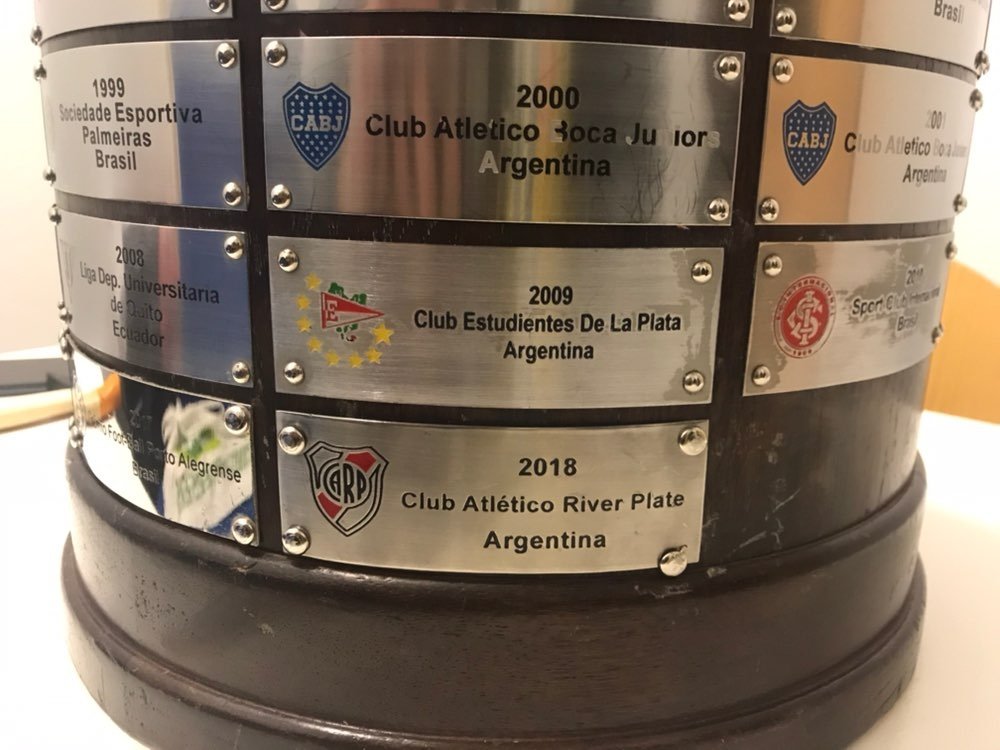 Las placas de campeón tenían un error. Twitter/Libertadores