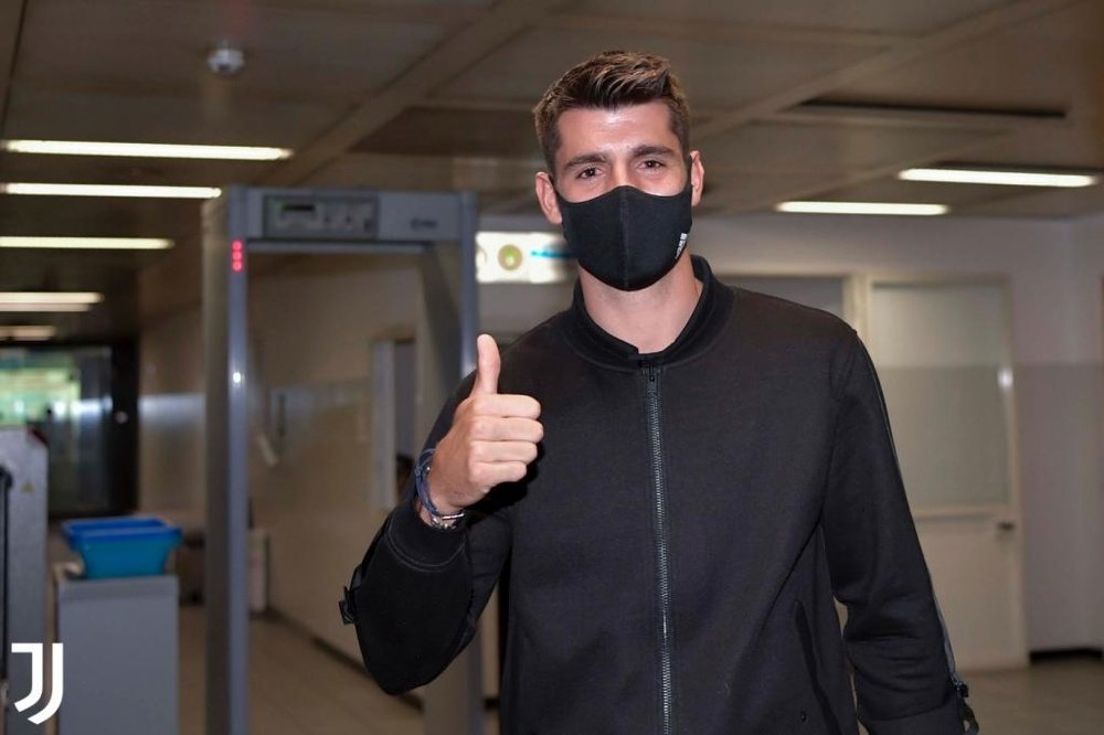 Morata arrives at Turin airport. Twitter/JuventusFC