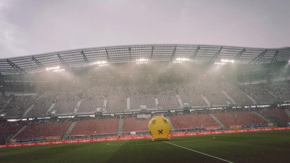 Chuva intensa no Wörthersee Stadion, na Áustria. DFBTeam