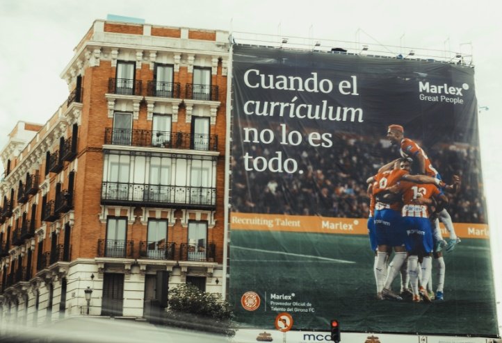 El Girona coloca una lona en Madrid en la víspera de visitar el Santiago Bernabéu. Twitter/GironaFC