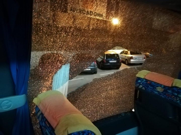 Destrozan una luna del bus del Ciudad de Lucena en Ceuta