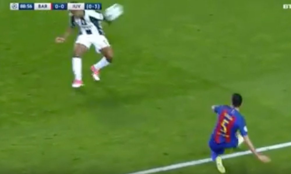 El futbolista de la Juventus se jugó el penalti en esa acción. Youtube